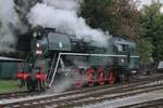 Quasi-Lokparade am Freitag 26 September 2025 in Benesov u Prahy. Am Freitag bevor der STEAM Wochenende (2025 am 27/28 September) treffen die teilnehmende Loks und Züge in Benesov u Prahy ein und um Alles ins kleine Depot zusammen zu bringen müss noch etwa rangiert und verschoben werden. Falls die Sonne nicht stark scheint bekomt Mann am Bahnsteig in Benesov u Prahy eine netter Lokparade (jedoch ohne Drehscheibe). Auch Rosnicka 464.202 müss sich einer Stelle ins Depot von Benesov u Prahy ersuchen am 26 September 2025. Hätte die Sonne voll geschienen, wurde dies Alles komplett ins Gegenlich geschehen...