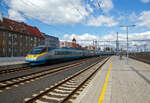 Der tschechische Pendolino 681 007-1 / 681 007-0 der ČD (Česk� dr�hy) verl�sst am 19.04.2023 als SC 512 (SuperCity) den Bahnhof Cheb (Eger) unf f�hrt weiter in Richtung Franti�kovy L�zně (Franzensbad)..Er f�hrt die Verbindung Bohum�n (Oderberg) - Prag - Franti�kovy L�zně (Franzensbad).

Nochmals einen lieben Gru� an den netten Lokf�hrer zur�ck.

Die ČD-Baureihe 680 / 681 / 682  „Pendolino „ ist ein siebenteiliger elektrischer Neigetechnik-Triebzug der ČD, die zwischen 2003 und 2005 von Alstom Ferroviaria S. p. A. / Alstom Sesto S. p. A. gebaut wurden. Der Pendolino basiert auf den italienischen  ETR.470, und ist eine Mehrsystemtriebzug f�r die Stromsysteme 3 kV DC, 15 kV 16,7 Hz AC sowie 25 kV 50 Hz AC. Die Z�ge sind f�r eine H�chstgeschwindigkeit von 230 km/h zugelassen, aufgrund nicht vorhandener Hochgeschwindigkeitsstrecken verkehren die Z�ge in Tschechien lediglich mit einer H�chstgeschwindigkeit von 160 km/h. Der SuperCity bzw. SC Pendolino ist die schnellste und hochwertigste Zugkategorie der ČD.

TECHNISCHE DATEN:
Gebaute Anzahl: 7
Reihung (BR): 681, 081, 683, 084, 684, 082, 682
Spurweite: 1.435 mm (Normalspur)
Achsformel: (1A)’(A1)’+2’2’+(1A)’(A1)’+2’2’+(1A)’(A1)’+2’2’+(1A)’(A1)’
Spurweite:  1435 mm (Normalspur)
L�nge: 185.300 mm
Breite: 2.800 mm
Kleinster bef. Gleisbogen: R 150 m
Leergewicht: 384,0 t
H�chstgeschwindigkeit: 160 km/h (230 km/h techn. M�glich)
Stundenleistung:  4.000 kW (8�500 kW)
Dauerleistung: 3.920 kW (8�490 kW)
Anfahrzugkraft: 200 kN
Stromsystem: 3 kV DC / 15 kV 16,7 Hz AC / 25 kV 50 Hz AC
Anzahl der Fahrmotoren: 8
Sitzpl�tze:  331