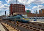 Der tschechische Pendolino 681 007-1 / 681 007-0 der ČD (České dráhy) verlässt am 19.04.2023 als SC 512 (SuperCity) den Bahnhof Cheb (Eger) unf fährt weiter in Richtung Františkovy Lázně (Franzensbad)..Er fährt die Verbindung Bohumín (Oderberg) - Prag - Františkovy Lázně (Franzensbad).

Nochmals einen lieben Gruß an den netten Lokführer zurück.

Die ČD-Baureihe 680 / 681 / 682  „Pendolino „ ist ein siebenteiliger elektrischer Neigetechnik-Triebzug der ČD, die zwischen 2003 und 2005 von Alstom Ferroviaria S. p. A. / Alstom Sesto S. p. A. gebaut wurden. Der Pendolino basiert auf den italienischen  ETR.470, und ist eine Mehrsystemtriebzug für die Stromsysteme 3 kV DC, 15 kV 16,7 Hz AC sowie 25 kV 50 Hz AC. Die Züge sind für eine Höchstgeschwindigkeit von 230 km/h zugelassen, aufgrund nicht vorhandener Hochgeschwindigkeitsstrecken verkehren die Züge in Tschechien lediglich mit einer Höchstgeschwindigkeit von 160 km/h. Der SuperCity bzw. SC Pendolino ist die schnellste und hochwertigste Zugkategorie der ČD.

TECHNISCHE DATEN:
Gebaute Anzahl: 7
Reihung (BR): 681, 081, 683, 084, 684, 082, 682
Spurweite: 1.435 mm (Normalspur)
Achsformel: (1A)’(A1)’+2’2’+(1A)’(A1)’+2’2’+(1A)’(A1)’+2’2’+(1A)’(A1)’
Spurweite:  1435 mm (Normalspur)
Länge: 185.300 mm
Breite: 2.800 mm
Kleinster bef. Gleisbogen: R 150 m
Leergewicht: 384,0 t
Höchstgeschwindigkeit: 160 km/h (230 km/h techn. Möglich)
Stundenleistung:  4.000 kW (8×500 kW)
Dauerleistung: 3.920 kW (8×490 kW)
Anfahrzugkraft: 200 kN
Stromsystem: 3 kV DC / 15 kV 16,7 Hz AC / 25 kV 50 Hz AC
Anzahl der Fahrmotoren: 8
Sitzplätze:  331