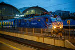 Die ČD E499 2006 alias ČD 151 006 (CZ- ČD 91 54 7 151 006-4), ex ČD 150 006, ex ČSD E 499.2006, steht am frühen Morgen des 24.11.2022, mit einem IC/ EC, im Prager