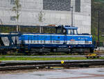 Die ČD 714 230-0 (CZ- ČD 92 54 2 714 230-0) ist am 23.11.2022, mit einem Autotransportzug, beim Prager Hauptbahnhof (Praha hlavní nádraží) abgestellt.
