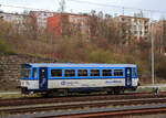 Die zur „RegioMouse“ modernisierte “Chcípák” (Brotbüchse), der zweiachsige Dieseltriebwagen ČD 810 548-6 (CZ-ČD 95 54 5 810 548-6), ex ČSD M