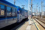 Die ČD 380 017-4 (91 54 7380 017-4 CZ-ČD) steht am 04 April 2025 im Hauptbahnhof Linz/Donau mit dem EC 334 nach Praha hlavní nádraží (Prag Hbf) zur Abfahrt bereit. 

Die Mehrsystemlokomotive vom Typ Škoda 109E 1 wurde 2010 von Škoda Transportation in Plzeň (Pilsen) unter der Fabriknummer 9446 gebaut und an die České dráhy (ČD) geliefert. 

Die ČD-Baureihe 380 sind von Škoda Transportation gebaute Mehrsystemlokomotiven des Eisenbahnverkehrsunternehmens České dráhy (ČD). Sie werden vom Hersteller als Typ 109 E1 bezeichnet, ähnlich sind auch die slowakische ZSSK-Baureihe 381 - Škoda-Typ 109 E2 (2 Stück) und die deutsche 
DB-Baureihe 102 - Škoda-Typ 109 E3 (6 Stück). Wobei die DB 102 eine reine Wechselstromlok (15 kV, 16,7 Hz ~), für den München-Nürnberg-Express, ist 

Geschichte:
Schon in den 1980er-Jahren arbeitete Škoda an technischen Innovationen wie Asynchronmotoren mit Drehstromantrieb. Ab 1985 entwickelte der Hersteller den damit ausgerüsteten Werkstyp Škoda 85E (ČSD / ČD 169.001) als Basis der sogenannten 3. Ellok-Generation.

Technische Merkmale
Mechanischer Teil
Aufbau
Bei der ČD-Baureihe 380 handelt es sich um kastenförmige Drehgestell-Lokomotiven mit einem zentralen Maschinenraum mit Mittelgang und zwei beidseitig zugänglichen Endführerständen. Diese sind druckdicht, klimatisiert und erhielten ein neues Bedienfeld. Der Lokkasten ist eine selbsttragende, geschweißte Stahlkonstruktion aus Blechen und Profilen mit Unterrahmen, der an den Enden die Zug- und Stoßvorrichtungen sowie die Führerstände aufnimmt. Zum Hauptrahmen gehören zwei innere Langträger. Die Karosseriekonstruktion orientierte sich am Škoda-Prototyp (ab Werk als 85E0-ATM, für den Betrieb im ČSD-Netz als 169 001-5 bezeichnet), weil man mit den gesickten, leichten Seitenwänden gute Erfahrungen hatte. Die gegen Kollisionen widerstandsfähigen Führerstandskabinen sind durch feuerbeständige Zwischenwände vom Maschinenraum getrennt und entsprechen der internationalen TSI-Vorschrift zur Crashfestigkeit von Fahrzeugen. Die Kopfstücke des Lokrahmens sind auf eine möglichst einfache Reparatur im Schadensfall ausgelegt. Die einteiligen Panorama-Frontscheiben mit Sicherheitsfolie erfüllen die Anforderungen der UIC 651 und ermöglichen eine gute Sicht auf die Strecke.

Drehgestelle
Bei der Konstruktion zweiachsigen Drehgestell wurde ebenfalls auf die Erfahrungen mit der 85E und den Triebzügen der ČD-Baureihe 471 zurückgegriffen. Sie sind zweistufig gefedert, der Rahmen besteht aus geschweißtem Stahl. Sein mittlerer Querträger ist mit dem am Lokomotivrahmen eingepressten Drehzapfen verbunden, der zusammen mit einem Lemniskatenlenker die Zug- und Bremskräfte überträgt. Die Radsätze bestehen aus Monoblockrädern mit einer hohlgebohrten Achse. Die Radsatzführung im Drehgestellrahmen erfolgt über in Gummi-Silentblöcken gelagerte Radsatzlenker. Die Primärfederung übernehmen Spiralfedern, die sich auf Armen der Achslagergehäuse abstützen und durch parallel montierte Stoßdämpfer ergänzt werden. Die Sekundärfederung gewährleisten Dreiergruppen von Schraubenfedern nach dem Flexicoil-Prinzip, die auch Querbewegungen der Drehgestelle relativ zum Lokkasten ermöglichen – ebenfalls mit hydraulischen Stoßdämpfern. Zwischen den äußeren und dem mittleren Querträger des Drehgestellrahmens sind zwei Antriebseinheiten mit je einem Fahrmotor und angeflanschtem Getriebegehäuse angeordnet. Das Getriebe ist einstufig mit einem lose an der Fahrmotorwelle montierten Ritzel und schrägverzahnten Stirnrädern. Die Drehmomentübertragung zum Radsatz erfolgt über eine Kardanhohlwelle, die die Achse umschließt. Eine Drehgestellkoppelung verbindet die Drehgestelle mechanisch miteinander. Zur Ausstattung gehören eine Spurkranzschmierung und eine Putzbremse.

Stromzuführung
Die Stromentnahme vom Fahrdraht erfolgt über zwei pneumatisch betriebene Einholmstromabnehmer mit variablem Anpressdruck je nach Bahnstromnetz. Bei 3 kV Gleichspannung wird der Strom über Trennschalter und einen elektromagnetischen Hauptschalter zur Sekundärwicklung des Traktionstransformators geleitet, der dabei als Eingangsfilterdrossel dient. Bei Wechselspannung 25 kV, 50 Hz oder 15 kV, 16,7 Hz gelangt der Strom über einen Drucklufthauptschalter zur Primärwicklung des Haupttransformators, der auf das entsprechende Wechselspannungsnetz umgeschaltet wird.

Transformator
Der Haupttransformator hängt am Lokomotivrahmen zwischen den Drehgestellen und wird mit Silikonöl gekühlt. Er beinhaltet eine Primärwicklung, acht Sekundärwicklungen für die Traktion und vier Wicklungen für die Zugheizung. Die Umschaltung der Wechselspannungssysteme erfolgt primärseitig.

Fahrmotoren
Die vier Fahrmotoren vom Typ ML 4550 K/6 von ŠKODA Electric sind Drehstrom-Asynchronmaschinen mit Käfigläuferwicklung. Die Statorwicklung ist im Doppelstern geschaltet. Die Kühlung erfolgt extern durch Axiallüfter. Sie zeichnen sich durch hohe Leistung bei verhältnismäßig geringen Abmessungen und Gewicht aus.

Hilfsbetriebe
Die Nebenantriebe wie Kompressor- und Lüfterantriebe übernehmen Drehstrom-Asynchronmotoren. Diese werden über Wechselrichter aus dem 570-V-Gleichstromnetz mit Strom versorgt, das galvanisch von den Hochspannungskreisen getrennt ist.

Elektrodynamische Bremse (EDB)
Die EDB kann im Widerstands- oder Rekuperationsmodus arbeiten. Im Widerstandsbetrieb wird die erzeugte elektrische Energie in den in Blöcken angeordneten Teilwiderständen in Wärme umgewandelt. Jeder Block enthält vier dauerbelastbare Bremswiderstände und einen Axiallüfter, der von einem Asynchronmotor angetrieben wird.

TECHNISCHE DATEN:
Hersteller: 	Škoda Transportation
Gebaute Loks für ČD: 20
Nummerierung: 380 001–020
Baujahre: 2008–2011
Spurweite: 1.435 mm (Normalspur)
Achsfolge: Bo'Bo'
Länge über Puffer: 18.000 mm
Höhe: 3.905 mm
Breite: 3.080 mm
Drehzapfenabstand: 8.700 mm
Achsabstand im Drehgestell: 2.500 mm
Treibraddurchmesser: 1.250 mm (neu) / 1.170 mm (abgenutzt)
Dienstgewicht: 88,2 t
Höchstgeschwindigkeit: 200 km/h
Anfahrzugkraft: 274 kN
Dauerzugkraft: 213 kN
Stundenleistung: 7.200 kW
Dauerleistung: 6.400 kW (alle Stromsysteme)
Traktionsmotore: 4 Stück vom Typ Škoda ML 4550 K/6
Antrieb: Hohlwellenantrieb mit Drehstromasynchronmotoren
Stromsysteme: 25 kV 50 Hz AC, 15 kV 16,7 Hz AC und 3 kV DC
Bremse: elektrische Widerstandsbremse, Dauerleistung 4.700 kW / elektrische Netzbremse, Dauerleistung 6.963 kW
Zugbremse: (DAKO) DK-GPR-E mZ (D) [NBÜ] ep
kleinster befahrbarer Radius: 90 m  
Zulassungen: CZ / Sk / H / H und D (Pl ist noch durchgestrichen)
