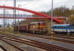 Die ČD Cargo 742 419-5 (CZ- ČDC 92 54 2 742 419-5) erreicht am 17.04.2023, mit zwei vierachsigen offenen Drehgestell-G�terwagen der Gattung Eanos 9-152.0, den Bahnhof Karlovy Vary