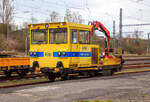 Der tschechische Schwerlastkleinwagen mit Kran MUV 74.2 032 (99 54 9628 845-4 CZ-SŽCZ) der Správa železnic ist am 18.04.2023 beim (oberen) Bahnhof Karlovy Vary (Karlsbad) abgestellt. Das staatliche tschechische Eisenbahninfrastrukturunternehmen hieß bis Januar 2020 SŽDC - Správa železniční dopravní cesty (deutsch: Verwaltung der Eisenbahn-Verkehrswege) und wurde Správa železnic (SŽCZ) unbenannt.

Der CZ LOKO MUV 74.2 ist die Typenbezeichnung eines Schwerlastkleinwagens die bei tschechischen Eisenbahnen als Gleisarbeitsfahrzeug mit Plattform und hydraulischen Kran weit verbreitet sind. Das Gleisarbeitsfahrzeug wurde 2015  CZ LOKO a.s. in Česká Třebová (Trübau) unter der Fabriknummer 15-0773 auf einen Rahmen/Fahrgestell eines MUV 69 mit unbekannter Nummer neu aufgebaut. 

Das Fahrzeug besitzt eine kleine Ladefläche, einen FASSI F85 Hydraulikkran und eine orange Rundumleuchte.

TECHNISCHE DATEN:
Hersteller: CZ LOKO
Baujahr: 2015
Spurweite: 1.435 mm (Normalspur)
Achsformel:  Bo
Länge über Puffer: 7.730 mm
Achsabstand: 4.200 mm
Eigengewicht: 12.400 kg
Nutzlast: 5.500 kg
Zur Mitfahrt zugel. Personen: 6
Dieselmotor: wassergekühlter Vierzylinder-Viertakt- Reihenmotor mit Direkteinspritzung, Turboaufladung und Ladeluftkühler (TTA)
Motorleistung: 129.4 kW
Max. Drehmoment: 750 Nm bei 1400/min
Nenndrehzahl: 2.200 U/min
Motorhubraum: 4,4 Liter (Bohrung 105 mm / Hub 127 mm)
Motorgewicht (trocken): 420 kg
Höchstgeschwindigkeit: 70 km/h
Leistungsübertragung: Hydrodynamisch
Kleister befahrbarer Gleisbogen: R 90 m
Kran: FASSI, Typ F 85 
