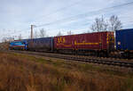 Hinter der an die SBB Cargo International AG vermietete SIEMENS Vectron MS 193 530  Po , der sechsachsige Drehgestell-Gelenk-Containertragwagen-Einheit (6-achsiger Containertragwagen), 3 54 4962 273-7