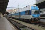 CD 471 067 (noch immer in Najbrt-II Farben) steht am 26 September 2025 in das in Umbau befindeter Bahnhof von Praha-Masarykovo.